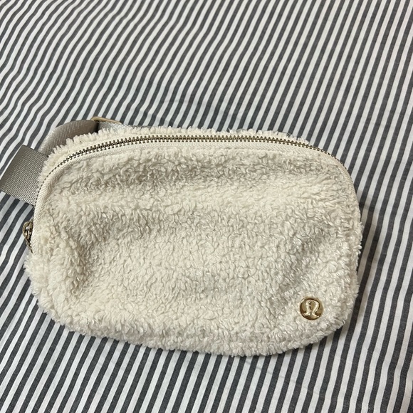 Lululemon Everywhere Belt Bag 1L Fleece - Picture 8 of 12